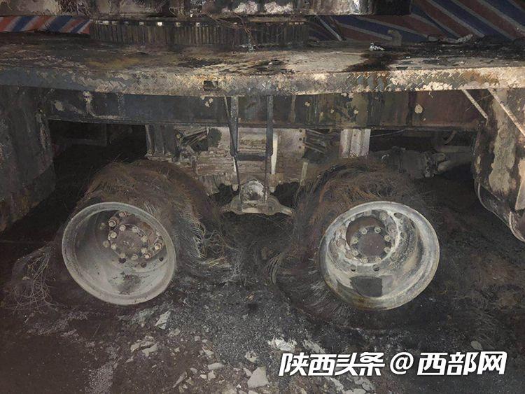 吊车碰高压线事故人身上冒烟,起重吊车撞高压线起火车辆被吞噬