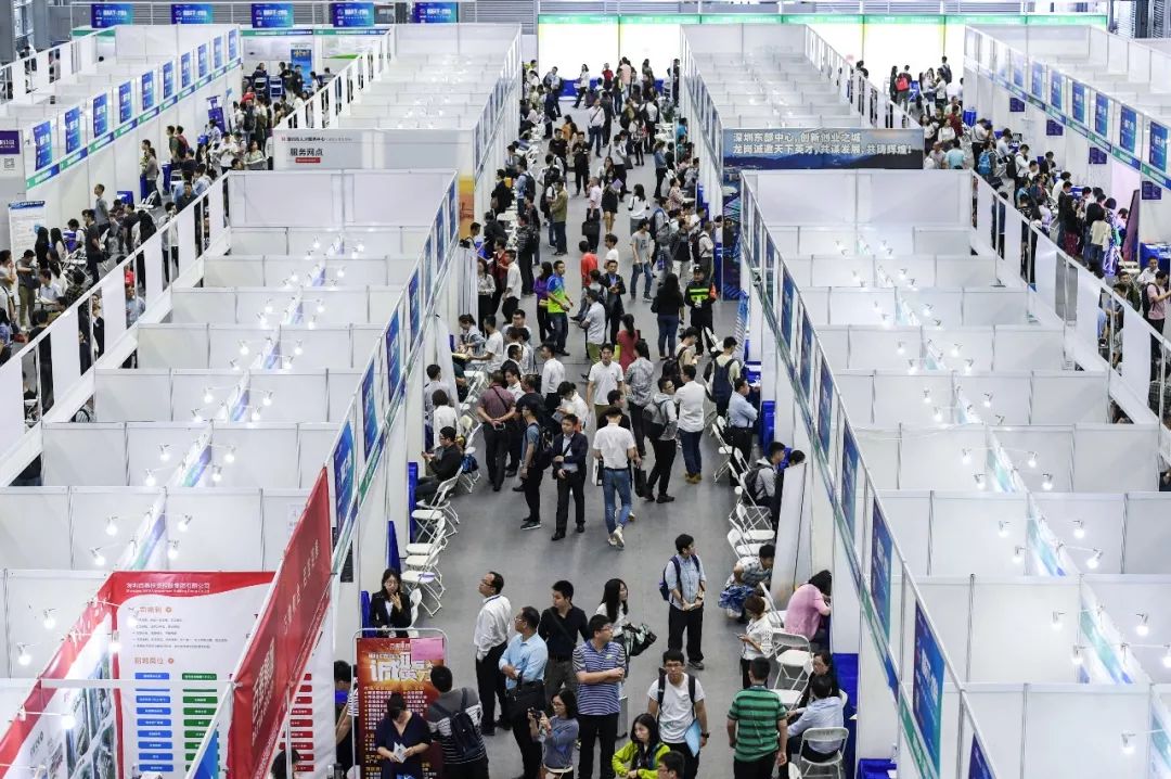 【新闻速读】2019北京国际长跑节—北京半程马拉松鸣枪起跑。中国选手刘洪亮和来自埃塞俄比亚的切·塔克勒分获男女冠军……