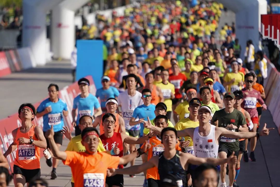 【新闻速读】2019北京国际长跑节—北京半程马拉松鸣枪起跑。中国选手刘洪亮和来自埃塞俄比亚的切·塔克勒分获男女冠军……