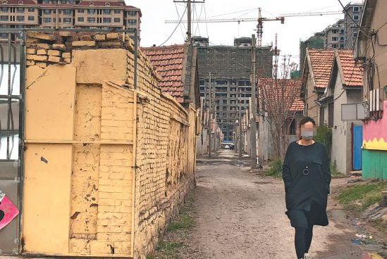 哺乳期妈妈被暴打后续,被妈妈罚跪在地上