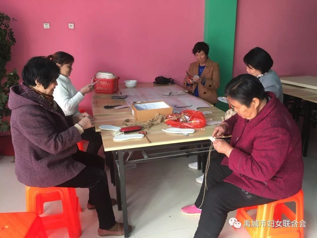 90后农村姑娘小妹创业养鸡,90后农村小姐姐带娃创业