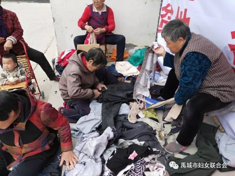 90后农村姑娘小妹创业养鸡,90后农村小姐姐带娃创业