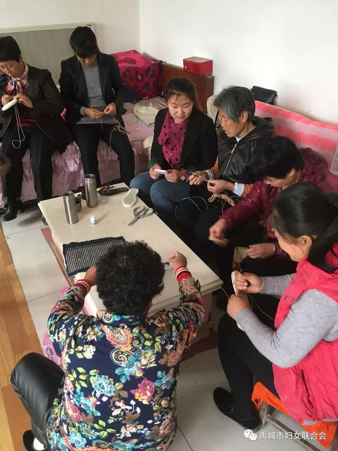 90后农村姑娘小妹创业养鸡,90后农村小姐姐带娃创业