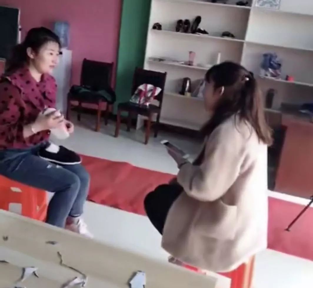 90后农村姑娘小妹创业养鸡,90后农村小姐姐带娃创业