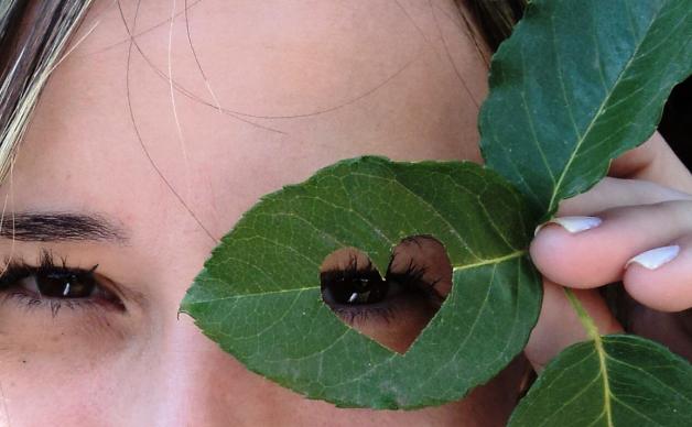 美瞳掉眼睛里面了咋办,美瞳掉眼里怎么处理