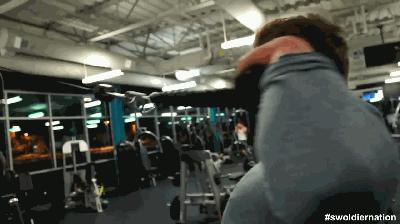 练肩穿衣服最有效的动作,如何提高气质不勾肩搭背