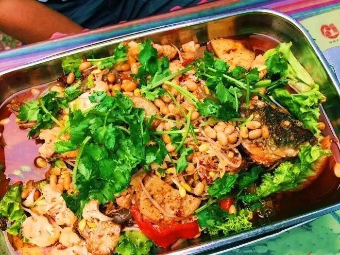 丽江这家靠着一碗鸡豆凉粉登上纽约时报的34年老店，何洁柳岩华少都赞不绝口……