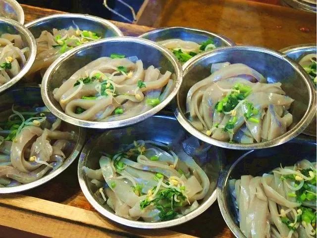 丽江这家靠着一碗鸡豆凉粉登上纽约时报的34年老店，何洁柳岩华少都赞不绝口……
