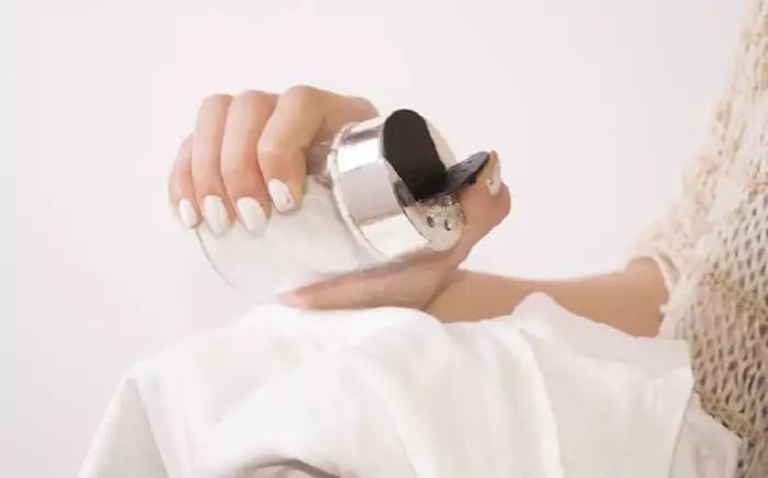 衣服发黄别扔了可以这样洗,衣服发黄用漂白剂能洗掉吗