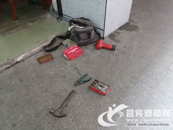 商户很郁闷宜宾城区近10户商铺卷帘门锁芯遭堵