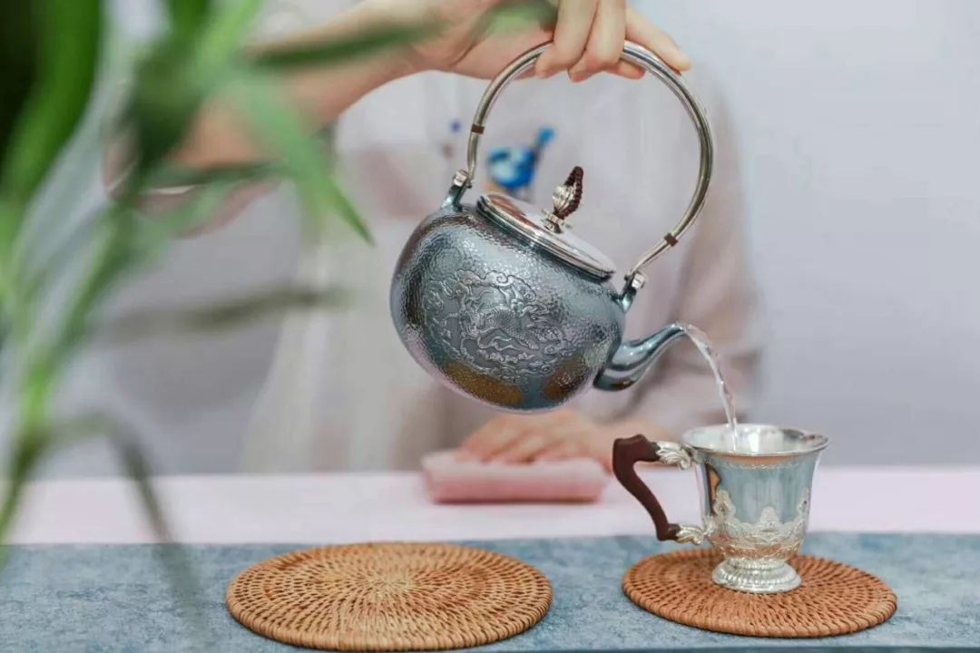银壶泡茶喝多了，对身体的影响居然这么大！
