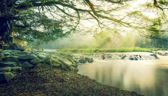 故土岁月短家乡情怀长,故土往事不堪回首