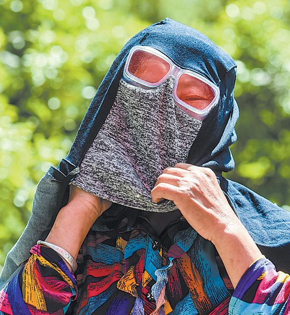 田间为啥飘起红气球人民日报报道成都“土发明”