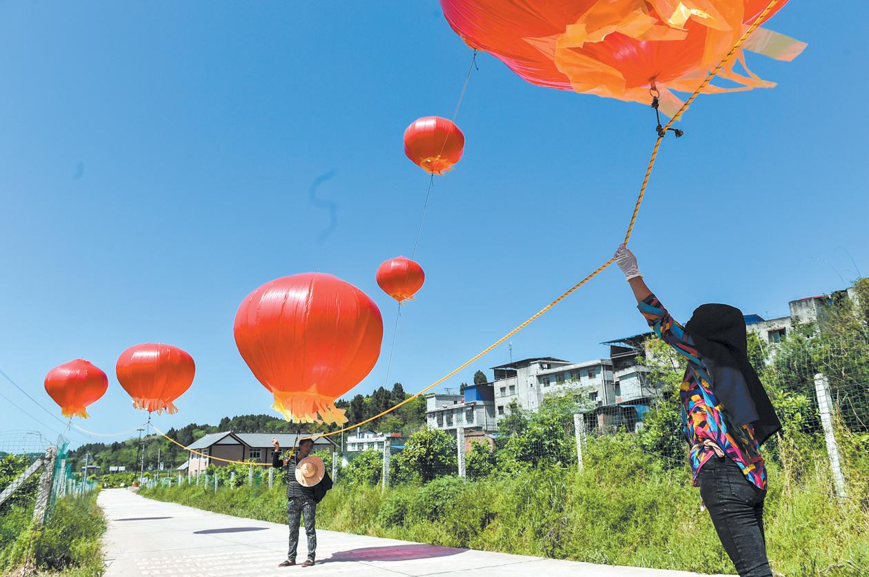 田间为啥飘起红气球人民日报报道成都“土发明”