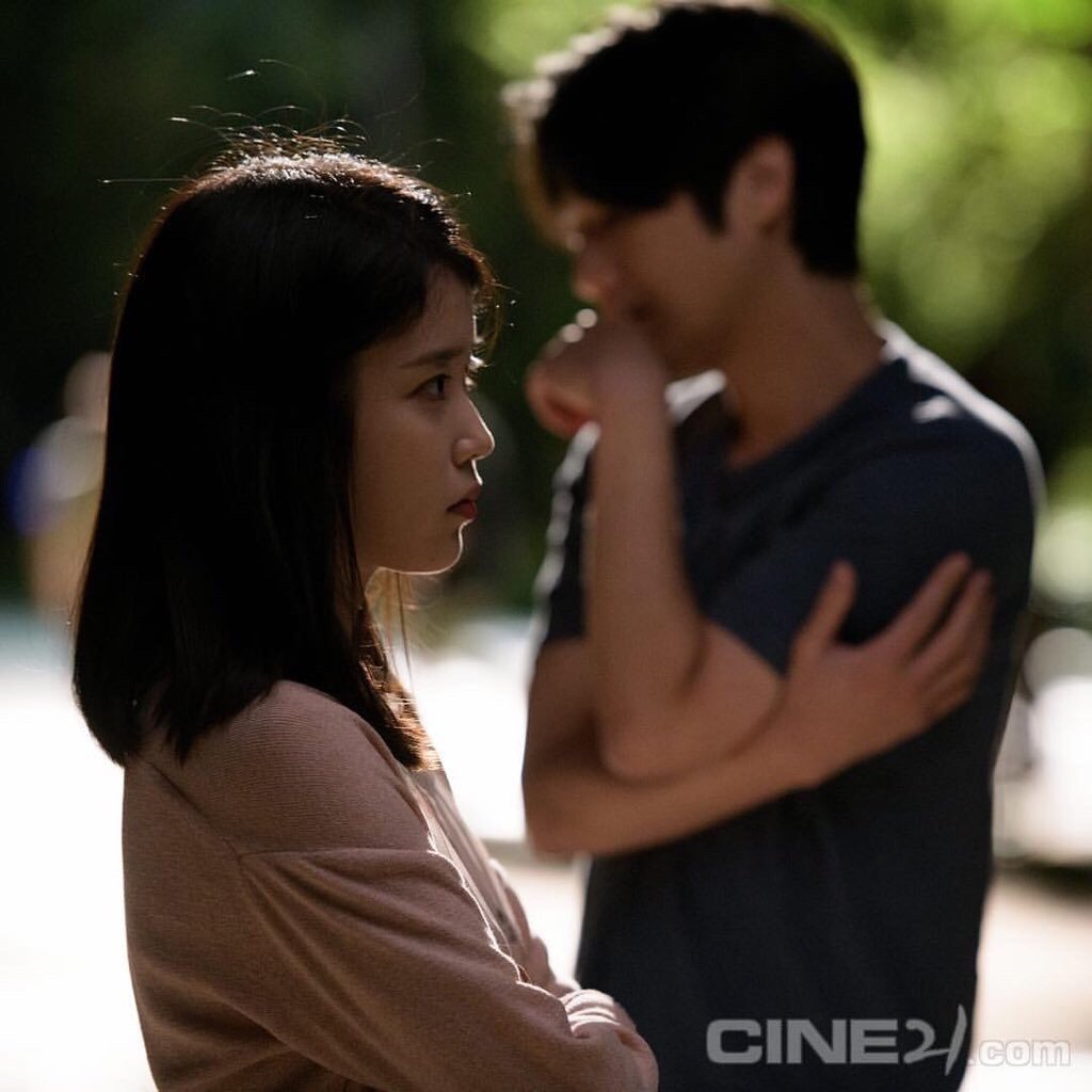 iu新闻,iu新闻发布会唱歌