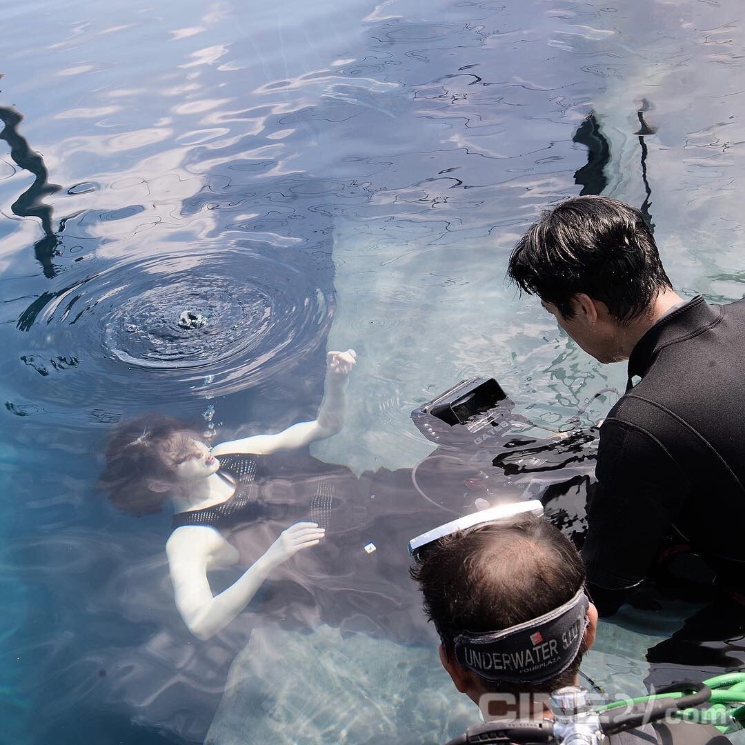 iu新闻,iu新闻发布会唱歌