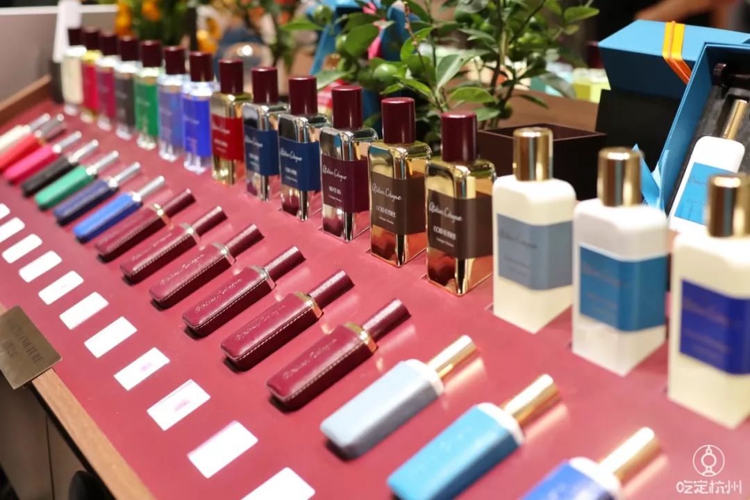 浙江首家！周杰伦为她谱曲、李佳琦连拍两个视频种草、让代购跑断腿的香水品牌来杭州了！
