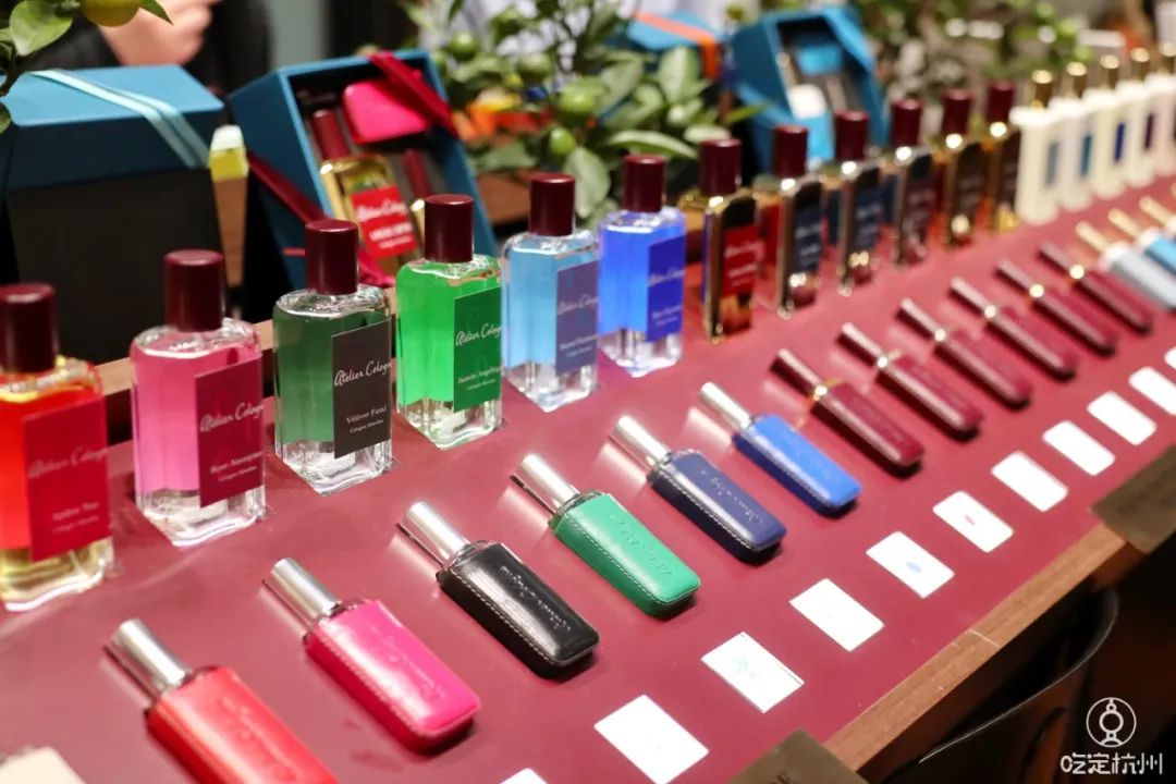 浙江首家！周杰伦为她谱曲、李佳琦连拍两个视频种草、让代购跑断腿的香水品牌来杭州了！
