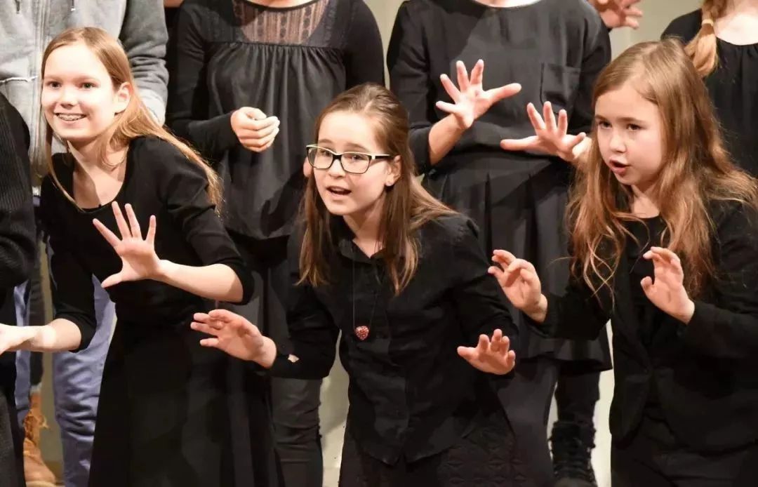 棰勫憡鑳屾櫙浜哄０闊充箰,棰勫憡闇囨捈闊充箰