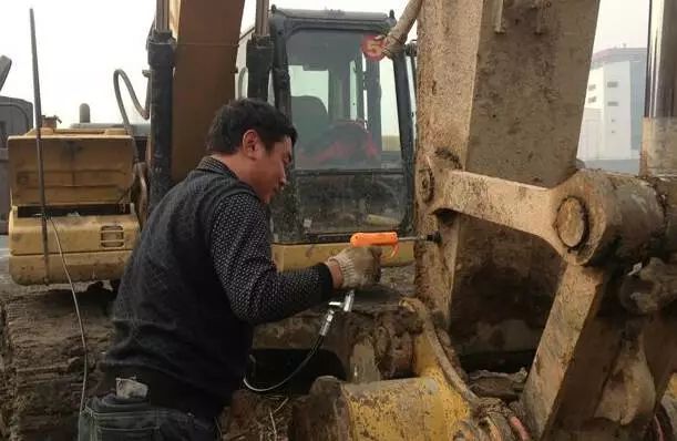 不敢去干挖机活,我不敢休息因为我穷