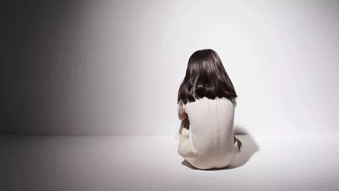 初二女孩20天内遭生父多次性侵！生母竟帮忙捂嘴充当帮凶......