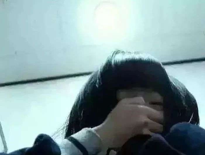 初二女孩20天内遭生父多次性侵！生母竟帮忙捂嘴充当帮凶......