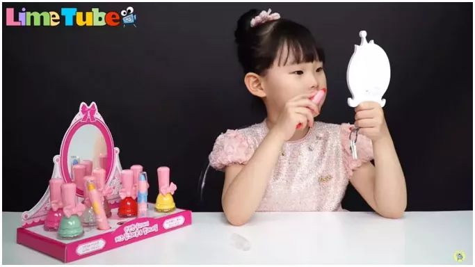 双语|幼儿园的小女孩都开始化妆了？韩国美妆低龄化惹争议