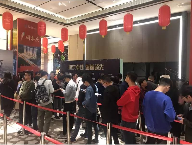 售楼处挤爆报复性买房,售楼处如何判定自然到访客户