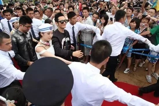 售楼处挤爆报复性买房,售楼处如何判定自然到访客户