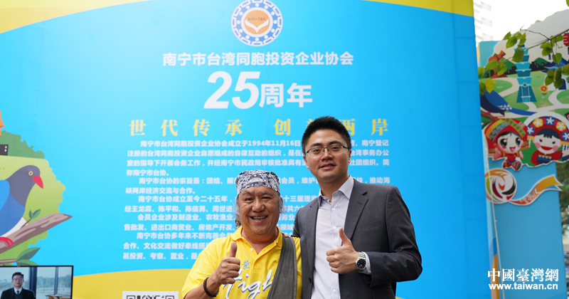 台湾北原山猫演唱组合成员吴廷宏义务为南宁台湾名品展销会台商代言