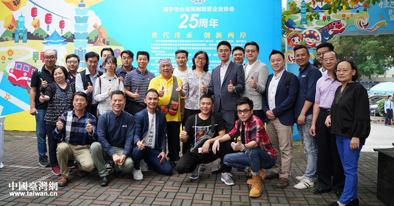 台湾北原山猫演唱组合成员吴廷宏义务为南宁台湾名品展销会台商代言