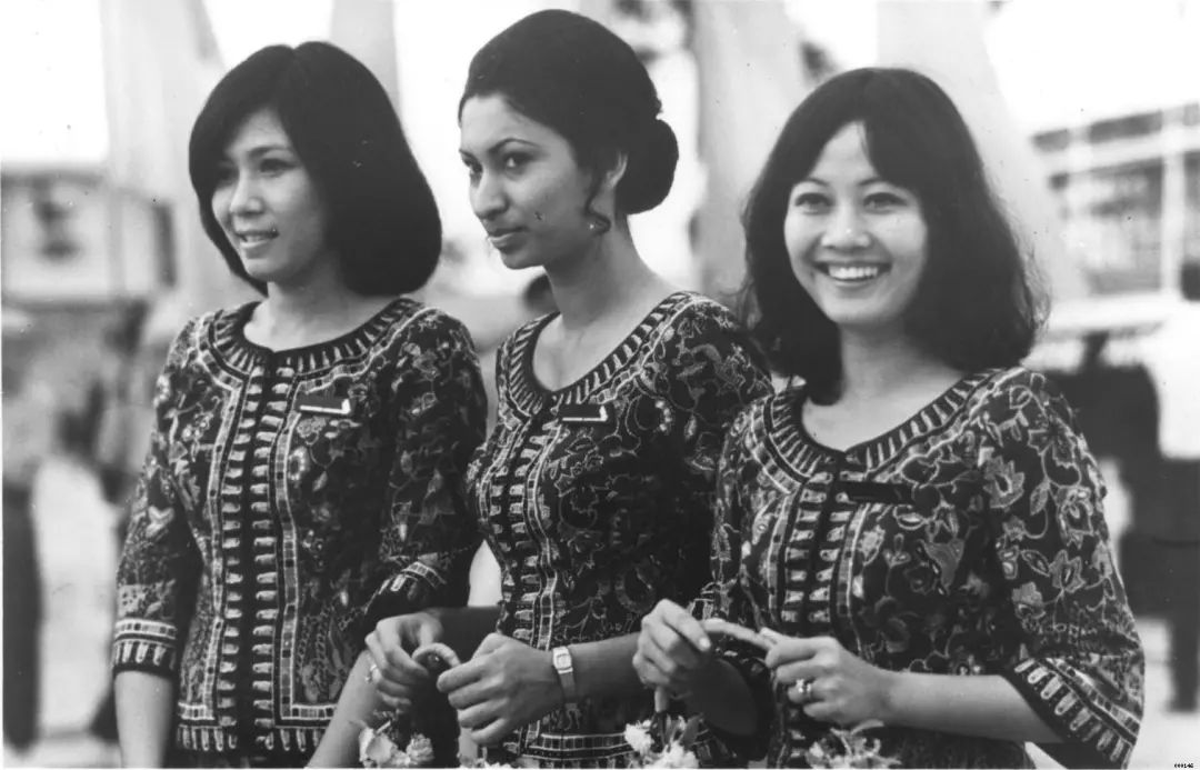 外航淡绿色制服空姐,外航空姐制服大比拼