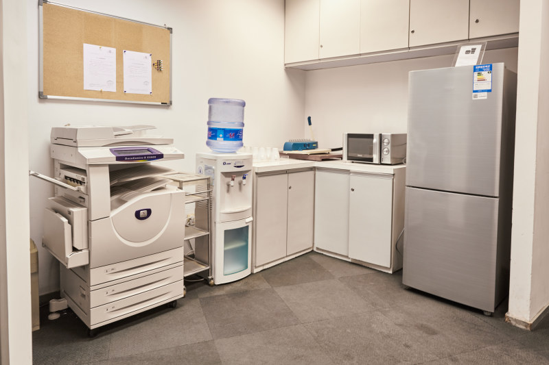 冰箱突然发出一声异响是什么原因,冰箱有异响跟有老鼠在里面一样