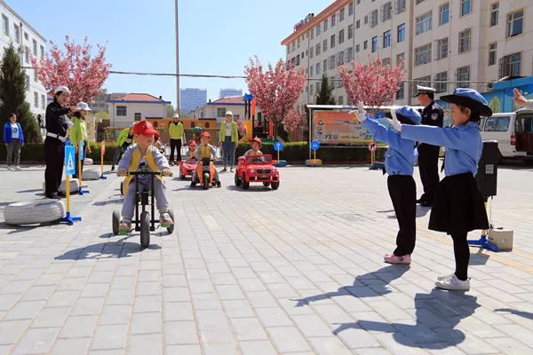 小学生交警手势操口令版镜面,小交警手势操