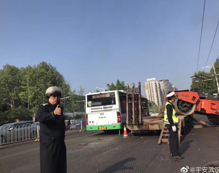 早上轧路机掉下平板运输车,致武珞路交通不畅,刚刚轧路机已被吊起