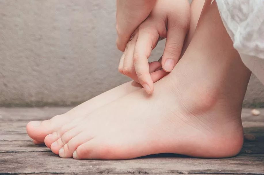 脚后跟套上这个“*钟金**罩”夏季穿鞋嫩到反光!干裂、老茧、死皮都没了!