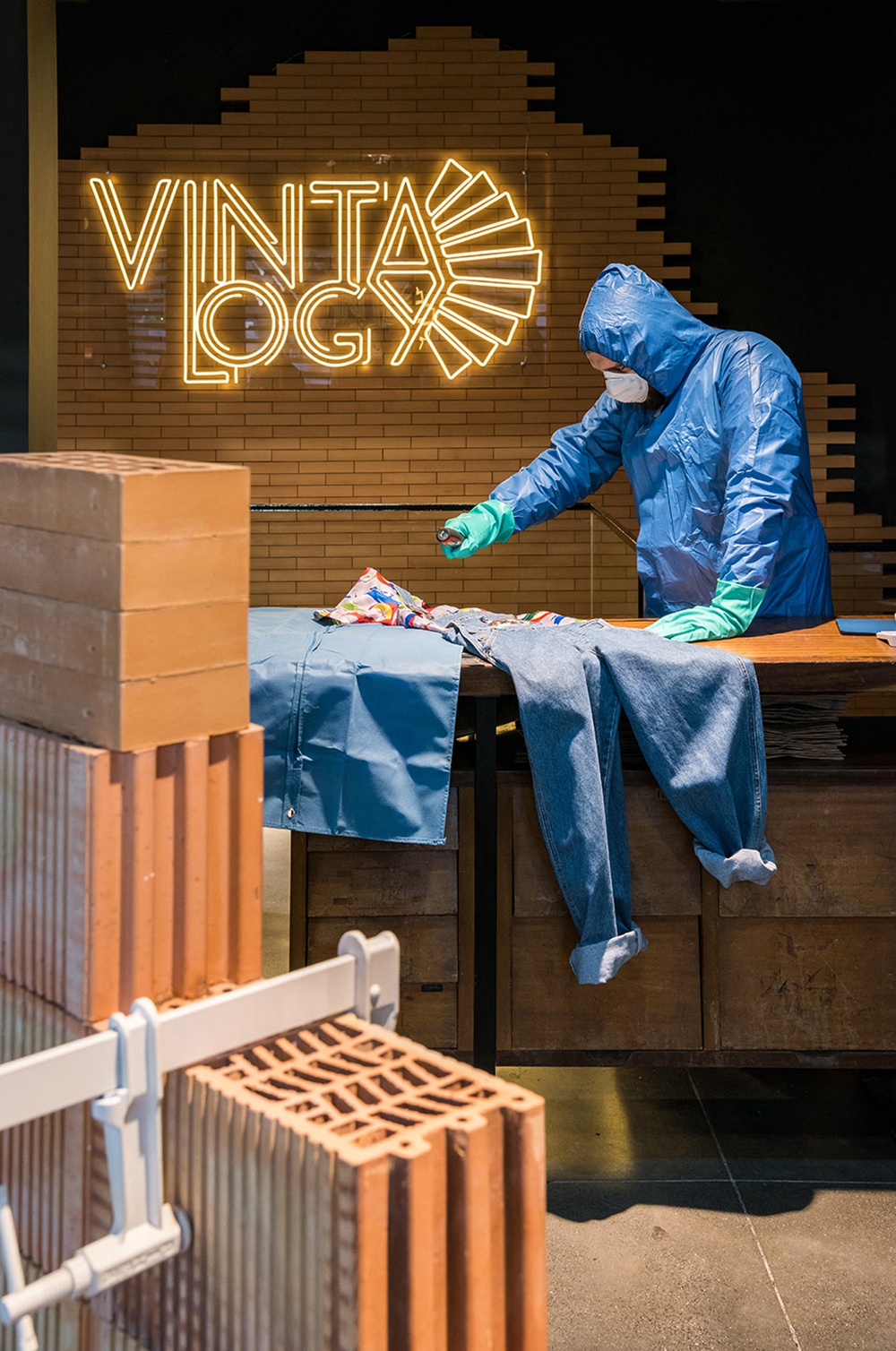 马德里开了家废墟服装店，这里有当下最流行的工业（地）风!