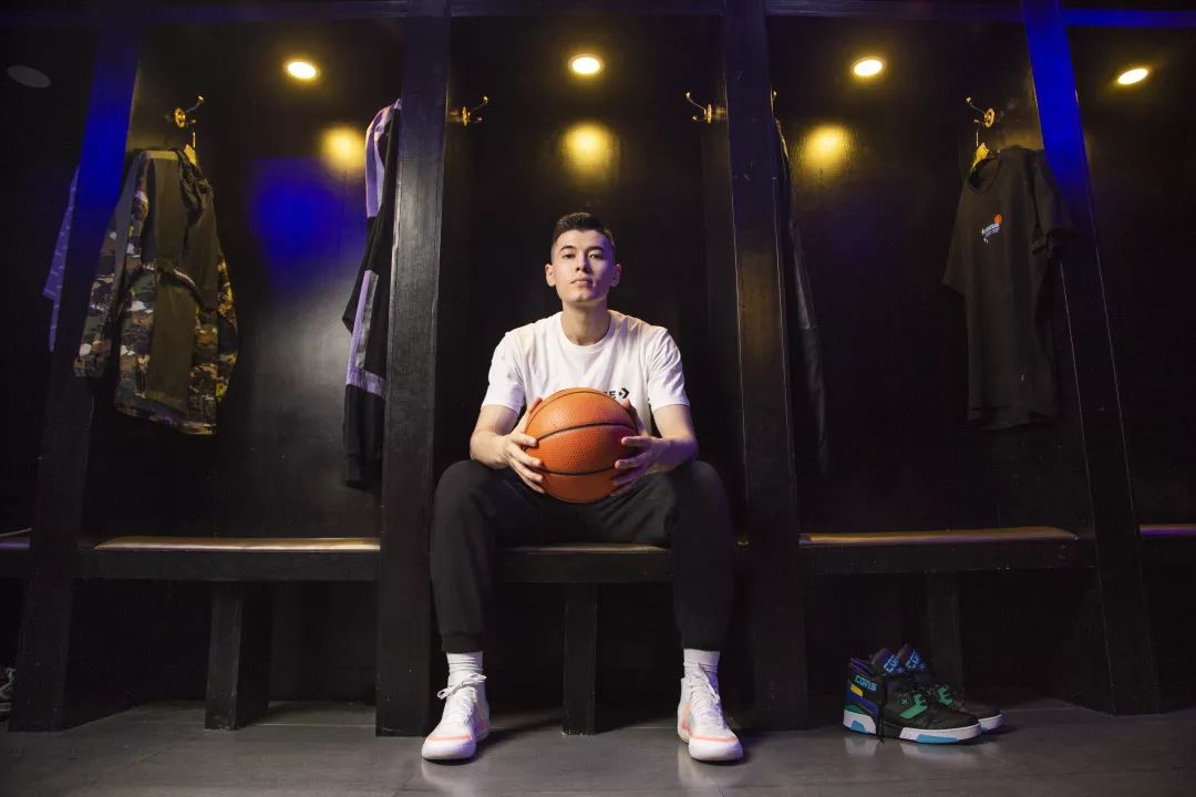 阿不都沙拉木篮球鞋档案,阿不都沙拉木的球鞋蓝色99元的