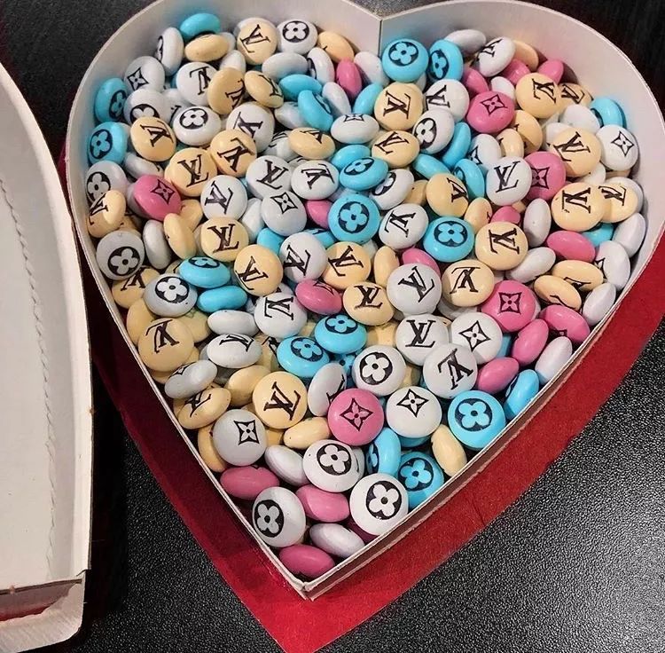 买假名牌的女孩,买假货的女生