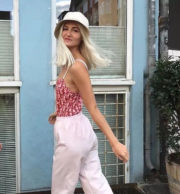 买假名牌的女孩,买假货的女生