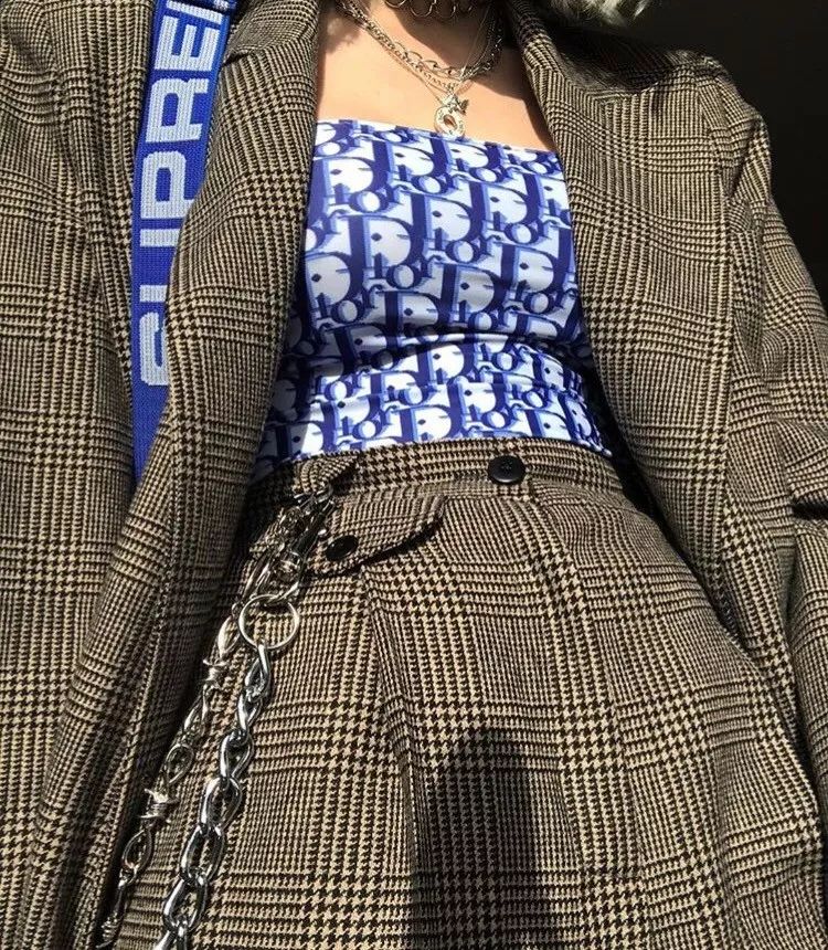 买假名牌的女孩,买假货的女生