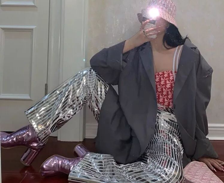 买假名牌的女孩,买假货的女生