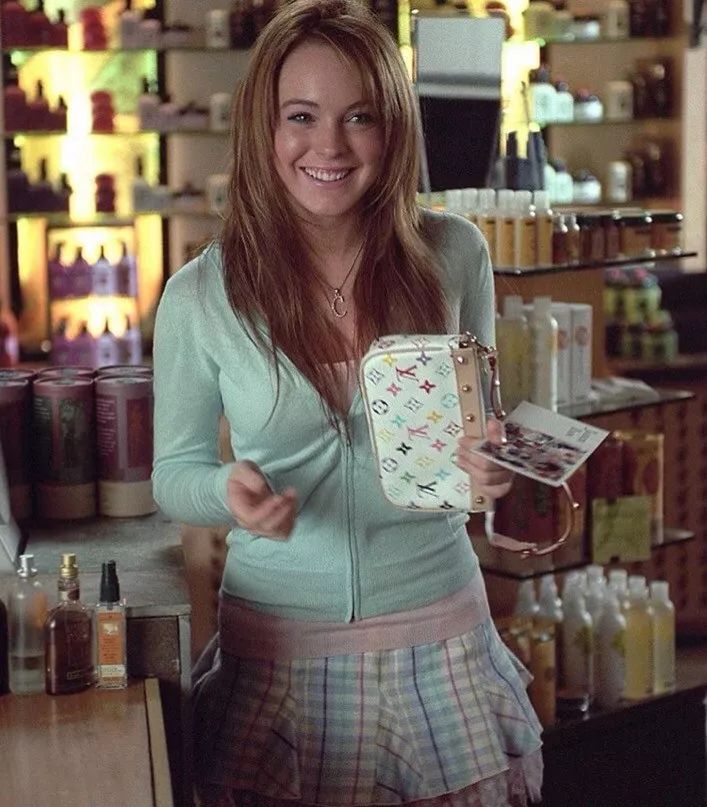 买假名牌的女孩,买假货的女生