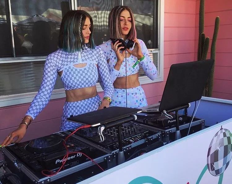 买假名牌的女孩,买假货的女生