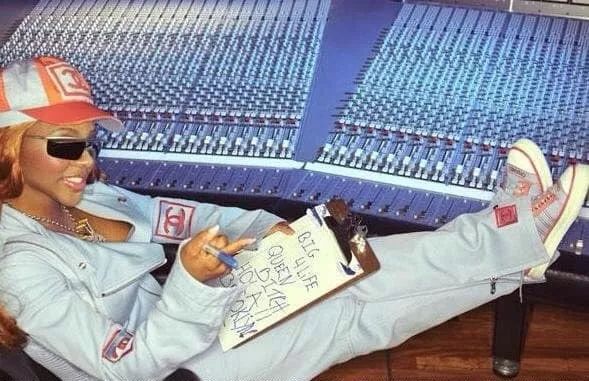 买假名牌的女孩,买假货的女生