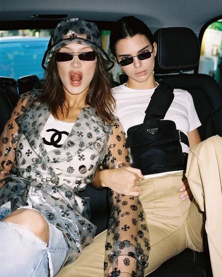 买假名牌的女孩,买假货的女生