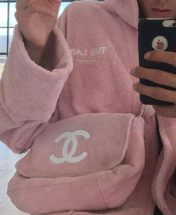 买假名牌的女孩,买假货的女生