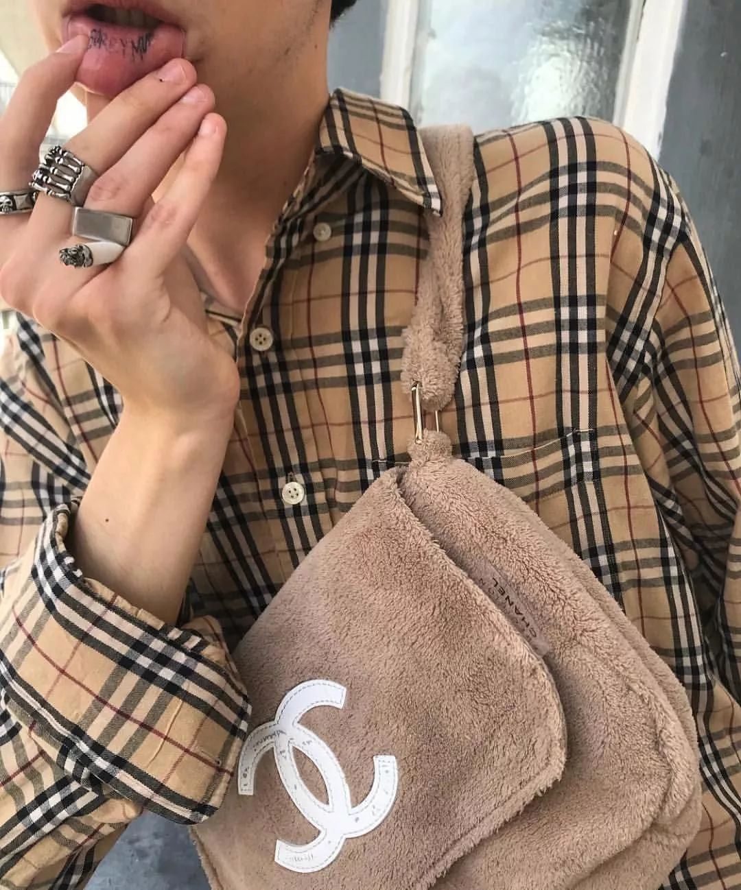 买假名牌的女孩,买假货的女生