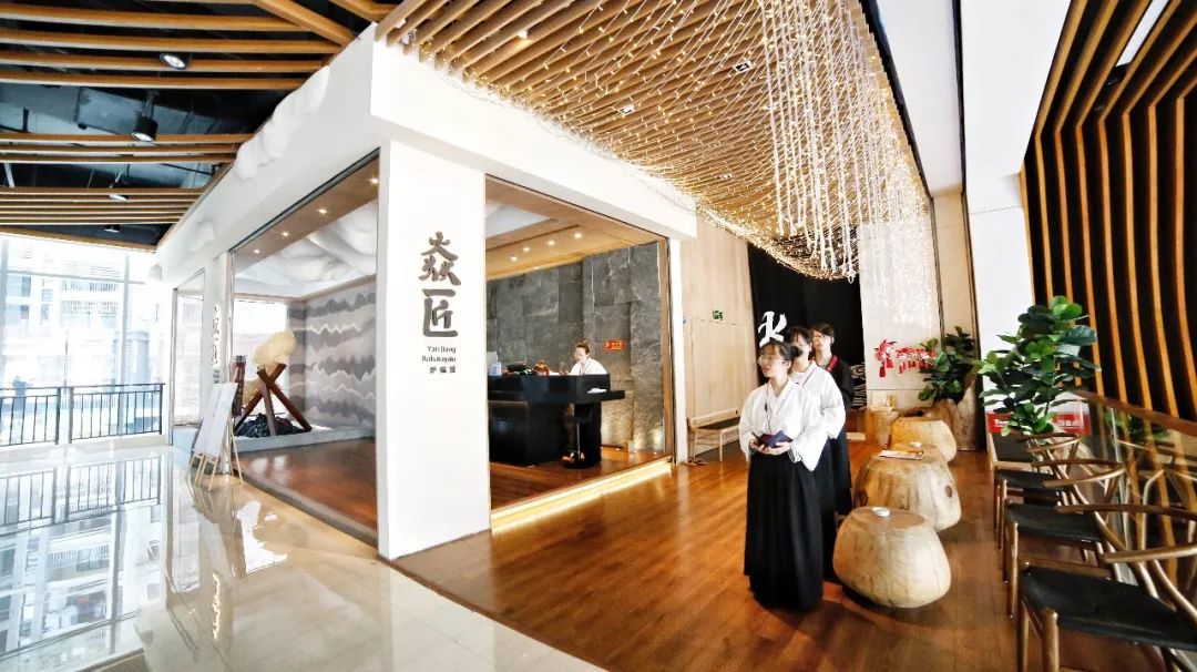 5.5折品“天下第一鲜”+黑金系奢牌酒店+落地窗海景房+159抢399元储值卡+人均50吃双层蛙锅