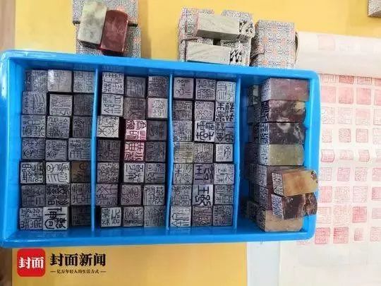 贵州一高校为毕业生定制纪念戒指,最硬核毕业送什么戒指